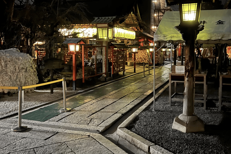 Kioto: Tour nocturno a pie y gastronómico de Gion