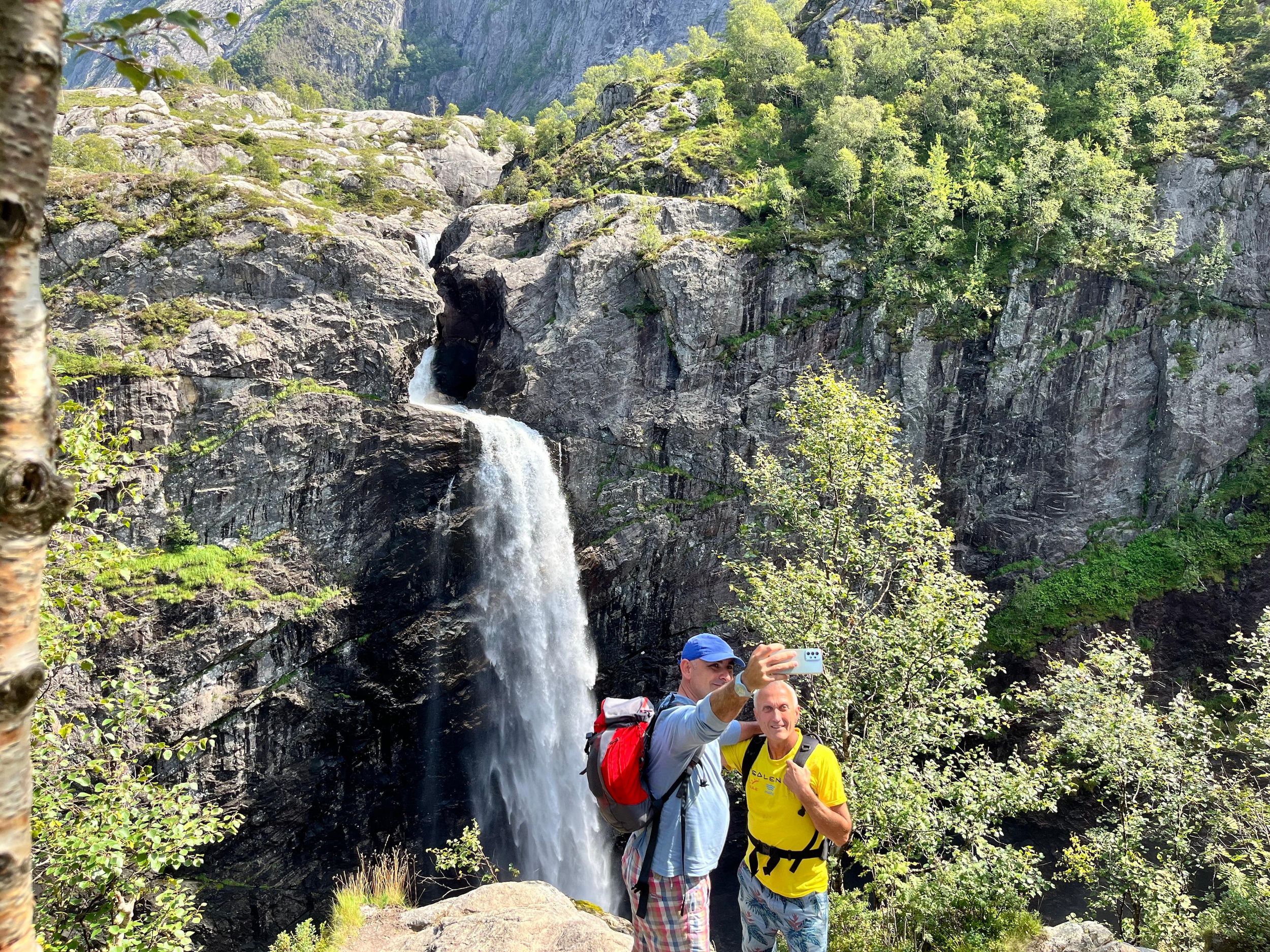Stavanger: Wanderung zum Wasserfall Månafossen mit traditioneller Mahlzeit