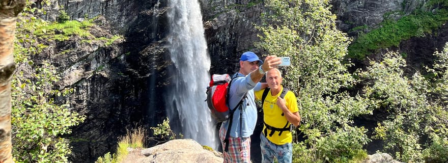 Stavanger : Randonnée aux chutes d'eau de Månafossen avec repas traditionnel