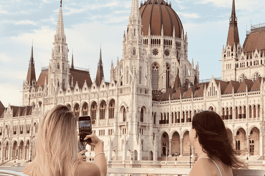 Donau-Bootsfahrt mit 360-Grad-Blick, garantierten Sitzplätzen auf der Dachterrasse und Getränk. Foto: GetYourGuide Donau-Bootsfahrt mit 360-Grad-Blick, garantierten Sitzplätzen auf der Dachterrasse und Getränk. Foto: GetYourGuide