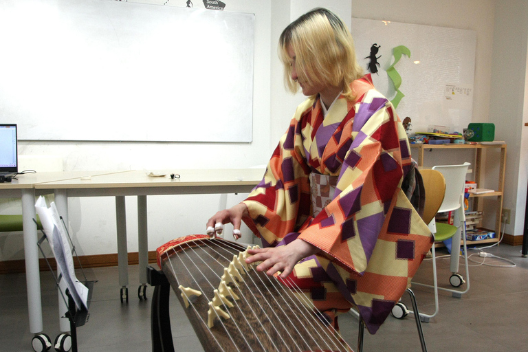 Hiroshima : Koto, Kimono, Fotografering Traditionell upplevelseHiroshima centrum: Traditionell upplevelse med koto och kimono