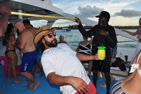 Punta Cana: Katamaran-Partyboot mit offener Bar und SnacksKatamaran Partyboot mit offener Bar in Punta Cana