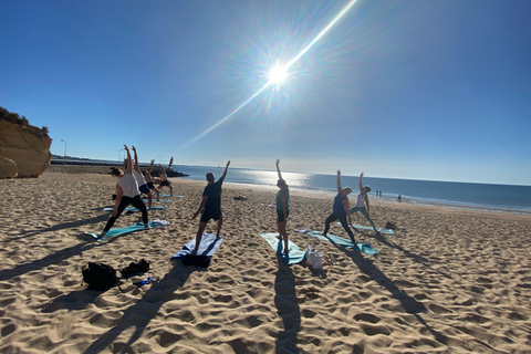 Yoga matinal en la playa de Lagos por el Sol Lifestyle