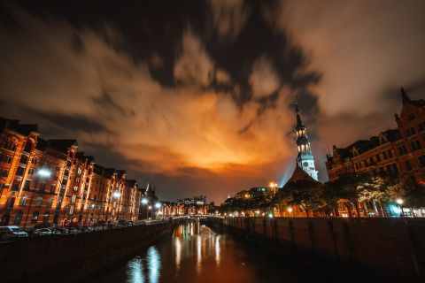 Hamburg: 90-minütige abendliche Hafenrundfahrt mit Lichtern