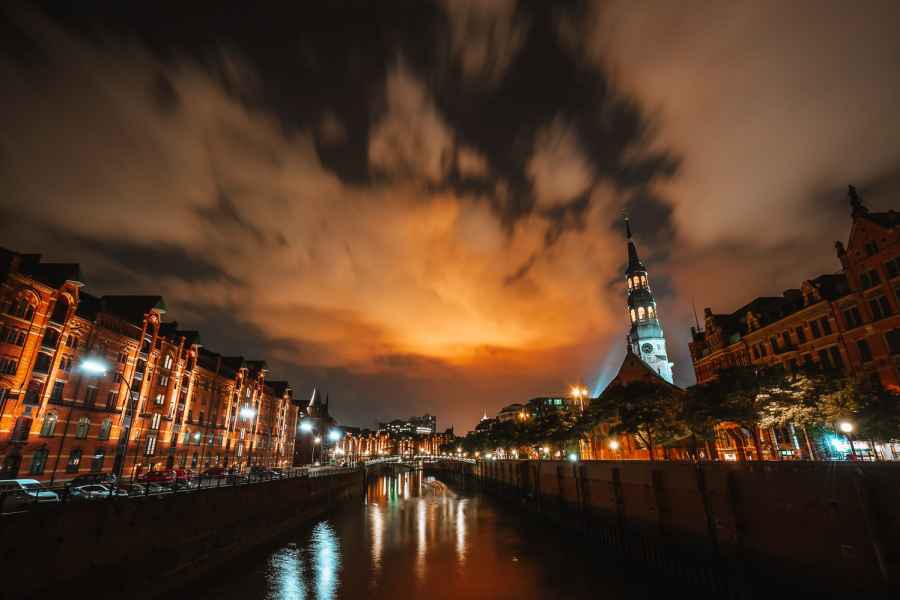 Hamburg: 90-minütige abendliche Hafenrundfahrt mit Lichtern. Foto: GetYourGuide
