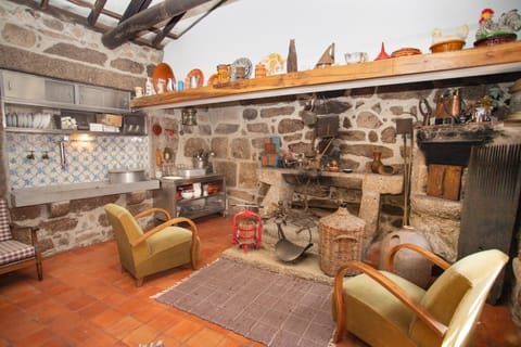 1818 Family Estate Cooking Class & Vineyard (30m from Porto)