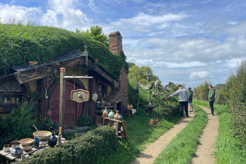 Desde Auckland: Hobbiton, cuevas de Waitomo y casa kiwiHobbiton y cuevas de Waitomo en grupo pequeño desde Auckland
