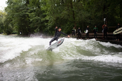 München Surfervaring Surfen in de Eisbach-riviergolf in München