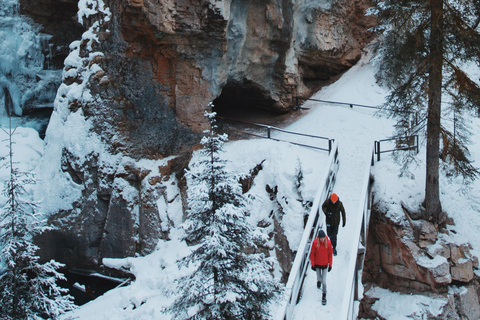 Avventura sul ghiaccio nel Johnston Canyon Un&#039;esperienza da favola invernale