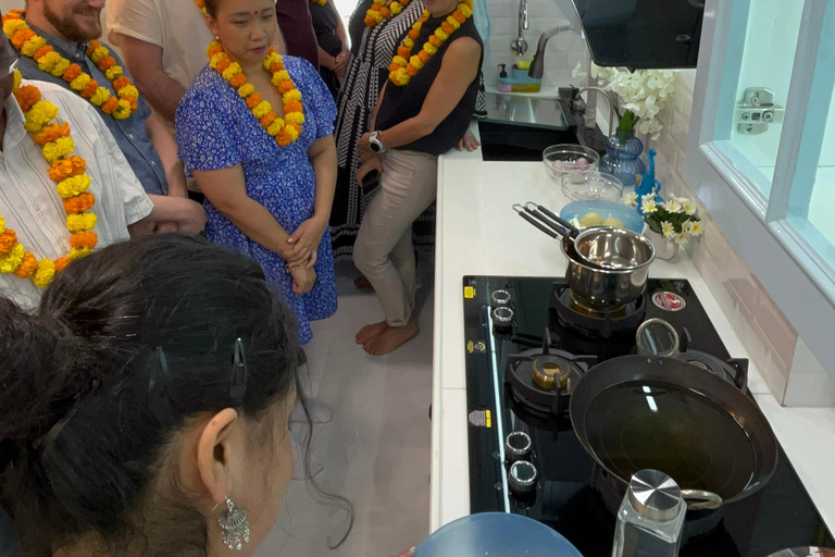 Mumbai: lezione di cucina indiana a casa di una famiglia del postoMumbai: lezione di cucina indiana a casa di una famiglia