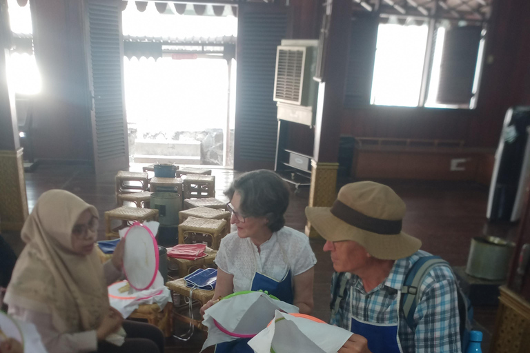 Jakarta: Guided City Tour with Batik Workshop & Entry Ticket