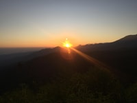 Munduk Sunrise伝統的な村のペダワとホットスプリング - Hizvo