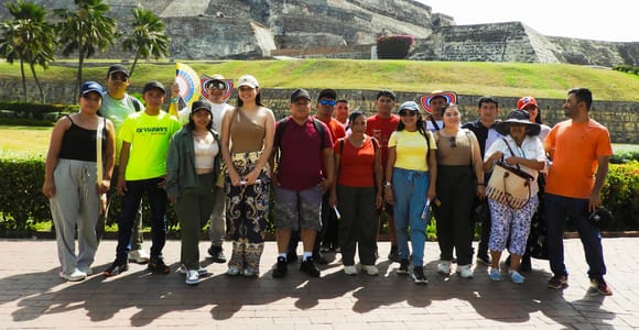 Cartagena: Chiva Tour, Chambaculeras Ride & Walking Tour.