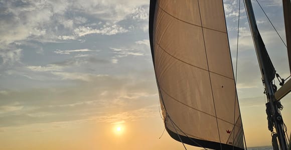 Valencia: Half Day (4 Hours) on a Private Sailboat with Drink and Paddle Boarding