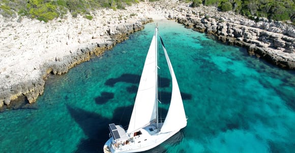 Hvar: Private Segelbootstour mit Schwimmen und Schnorcheln