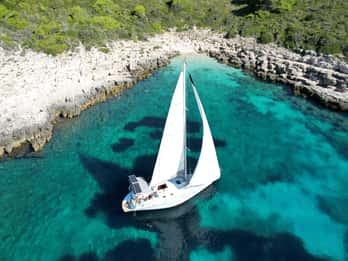 Hvar: Paseo en velero privado con baño y snorkel
