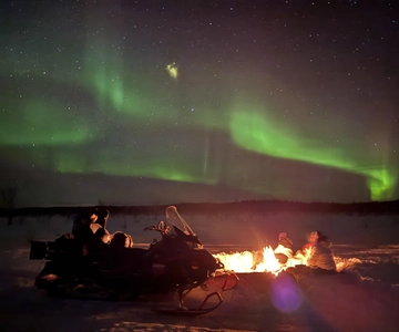 Överkalix: tour serale in motoslitta con aurora boreale