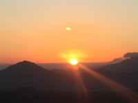 Munduk Sunrise伝統的な村のペダワとホットスプリング - Hizvo
