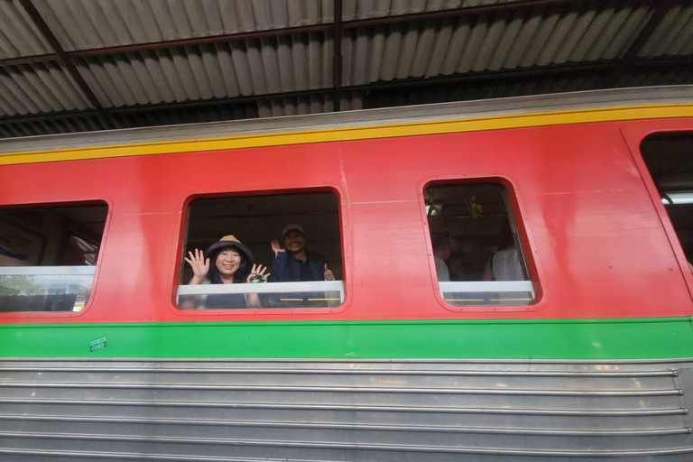 Bangkok: Railway Market & Floating Market Private Tour