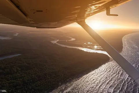 Vol en avion au-dessus de Riga ou de la Lettonie