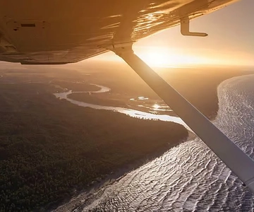 Voo de avião sobre Riga ou Letônia