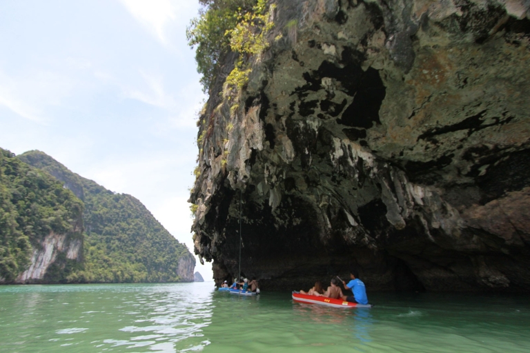 Z Phuket: zatoka Phang Nga i spływ kajakowy dużą łodziąKamala, Sirey Bay, Leam Hin, Yamu, Rawai, Nai Harn i nie tylko.