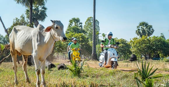 Siem Reap: Vespa Morning Countryside & Evening Foodie Tour