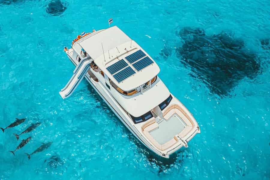 Phuket: Phi Phi, Maya und Maiton mit dem Luxus-Katamaran. Foto: GetYourGuide Phuket: Phi Phi, Maya und Maiton mit dem Luxus-Katamaran. Foto: GetYourGuide