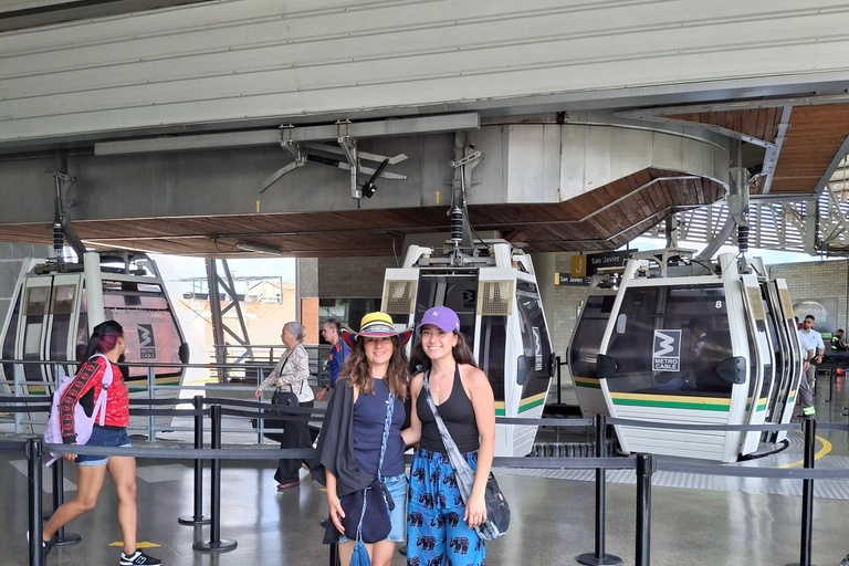 Medellín: tour privato delle Comunità 13 e 3 con funiviaMedellín: tour privato dei quartieri 13 e 3 con funivia