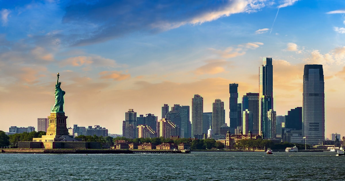 NYC HafenlichterBootsfahrt ohne Anstehen am Ticketschalter GetYourGuide