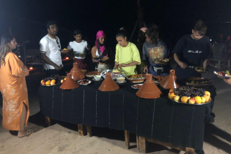 Dinner-Show bei Sonnenuntergang und Kamelritt in der Agafay-Wüste