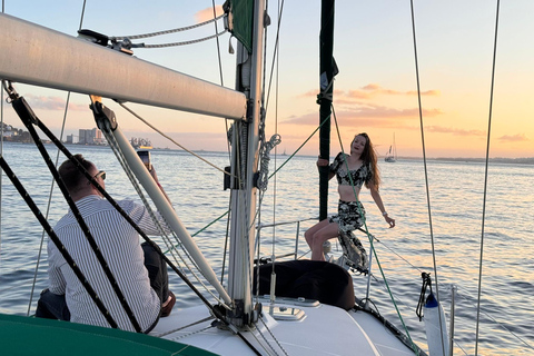 لشبونة: رحلة بحرية رومانسية عند غروب الشمس مع النبيذ والتاباس البرتغالي