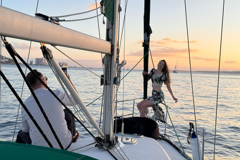 لشبونة: رحلة بحرية رومانسية عند غروب الشمس مع النبيذ والتاباس البرتغالي