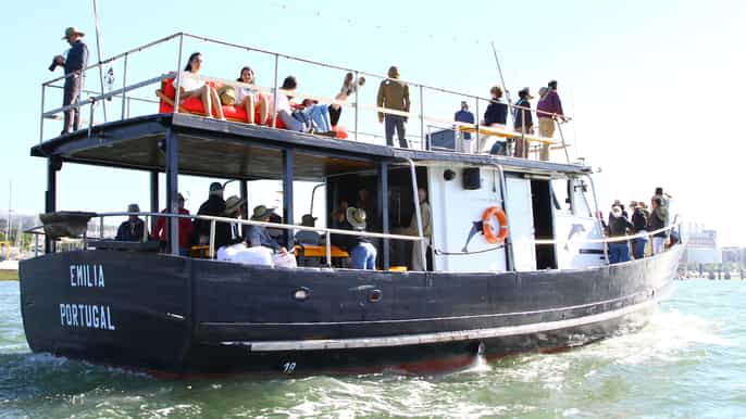 Cascais Coastal Secrets: 90-Minute Cruise with Free Drinks