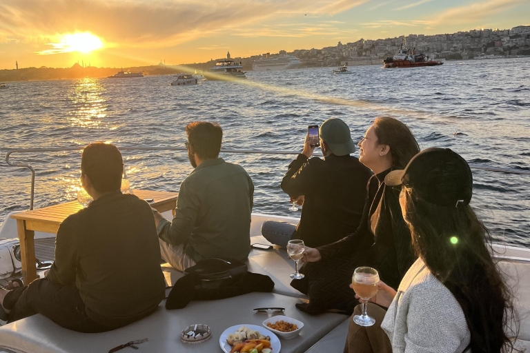 Istanbul: Bosphorus luxe jachtcruise met wijn en snacks