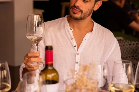 Barcelona: Cata de vinos inspirada en Gaudí con un famoso sumiller