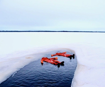 Rovaniemi: Ice Floating Experience