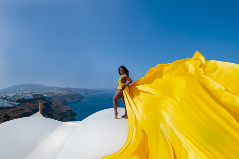 Sessão de fotos com vestido esvoaçante em Santorini