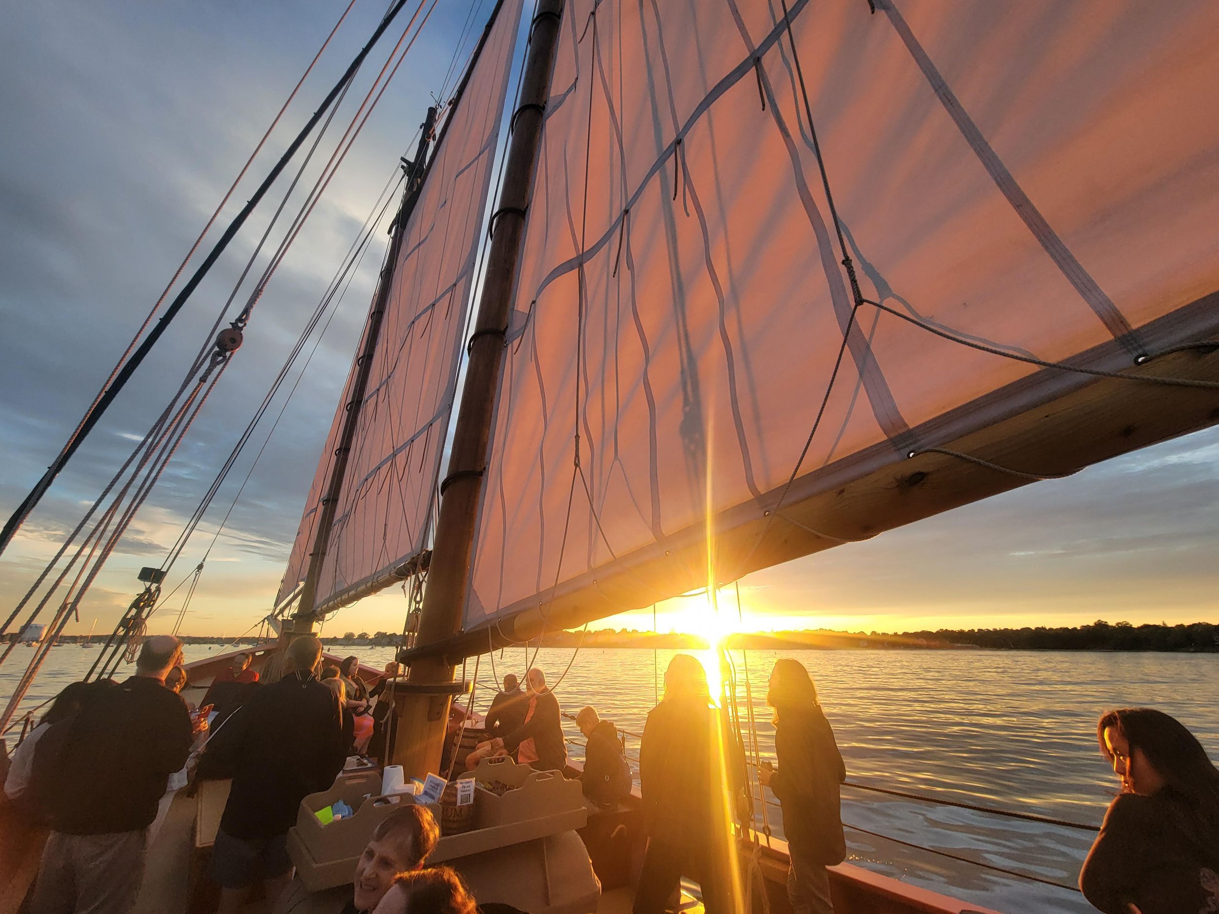 Boston: Hafenrundfahrt bei Sonnenuntergang mit einem großen Schiff