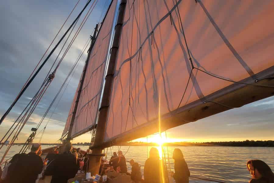 Boston: Hafenrundfahrt bei Sonnenuntergang mit einem großen Schiff. Foto: GetYourGuide