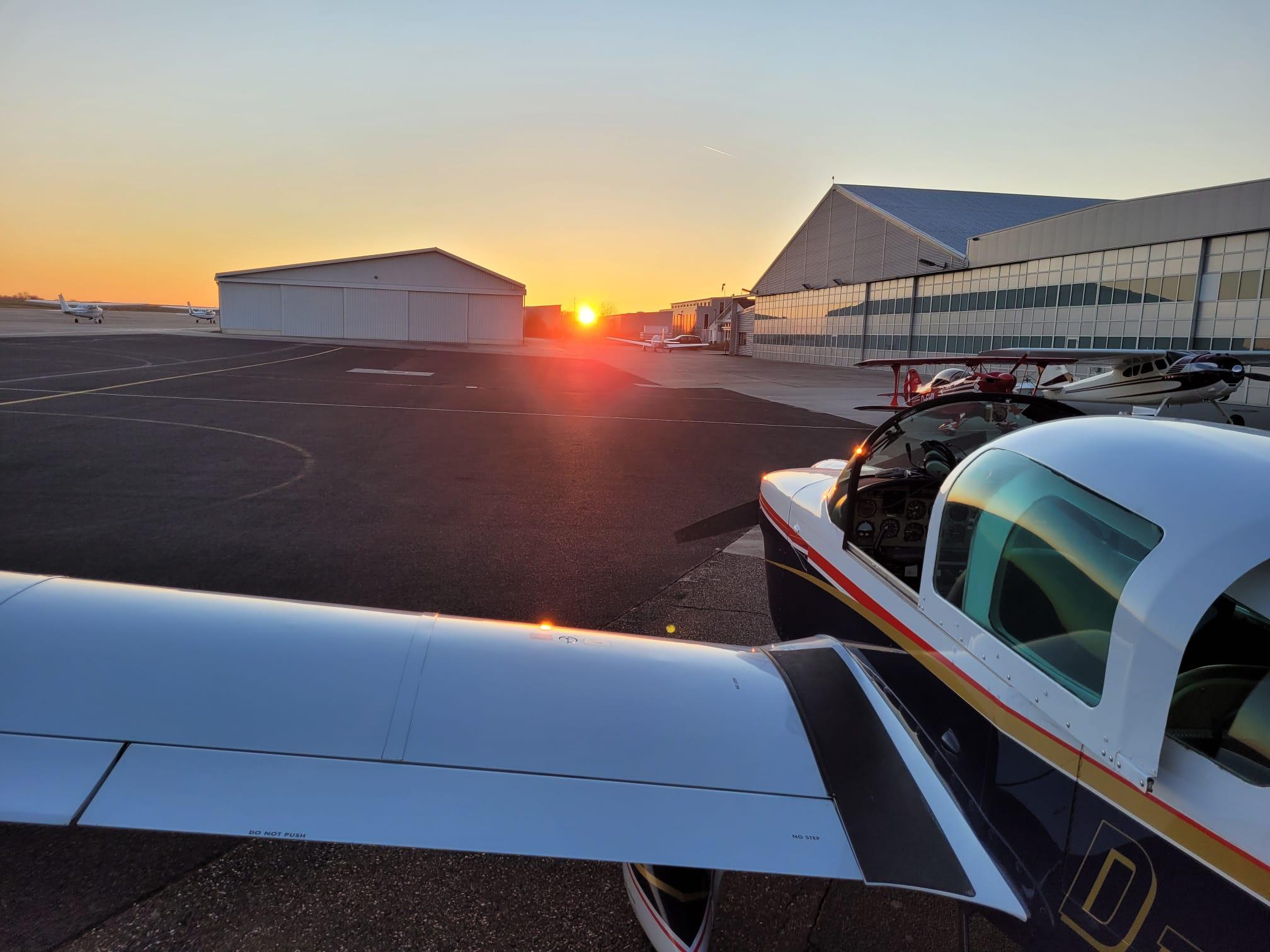 Der Mainzer Flugplatz - Geschichte, Natur & ein "Piffchen" im Hangar