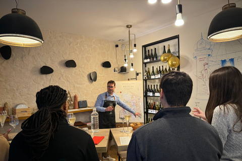 Paris, Frankrike Guidad provsmakning av franskt vin och ostVinprovning