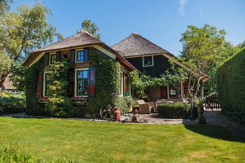 From Amsterdam: Giethoorn Day Trip with Self-Drive Boat Tour