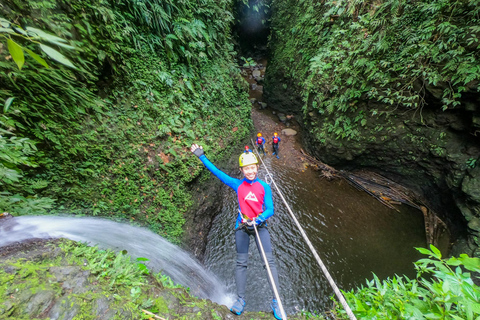 Bali: Gitgit Canyon Canyoning-tur med frukost och lunch