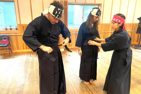 Tokyo: Japanese Kendo Experience with High-Ranked Instructor Let's experience kendo, a traditional Japanese martial art!