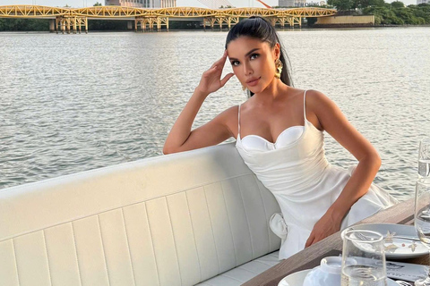 Da Nang: Private Luxury Yacht & Dragon Bridge Fire Show Luxury 2-Hour Ocean Mansion Yacht Charter – 4-Bedroom Bliss