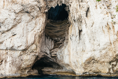 Capri e Area naturale della Baia di Ieranto: tour in barca guidato da SorrentoTour con prelievo