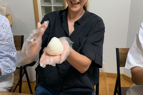 Ginza : cours traditionnel de préparation de musubi avec une grand-mère japonaise