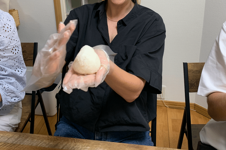 Ginza : cours traditionnel de préparation de musubi avec une grand-mère japonaise