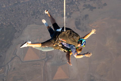 Fallschirmspringen über den großen Pyramiden in Kairo, Ägypten
